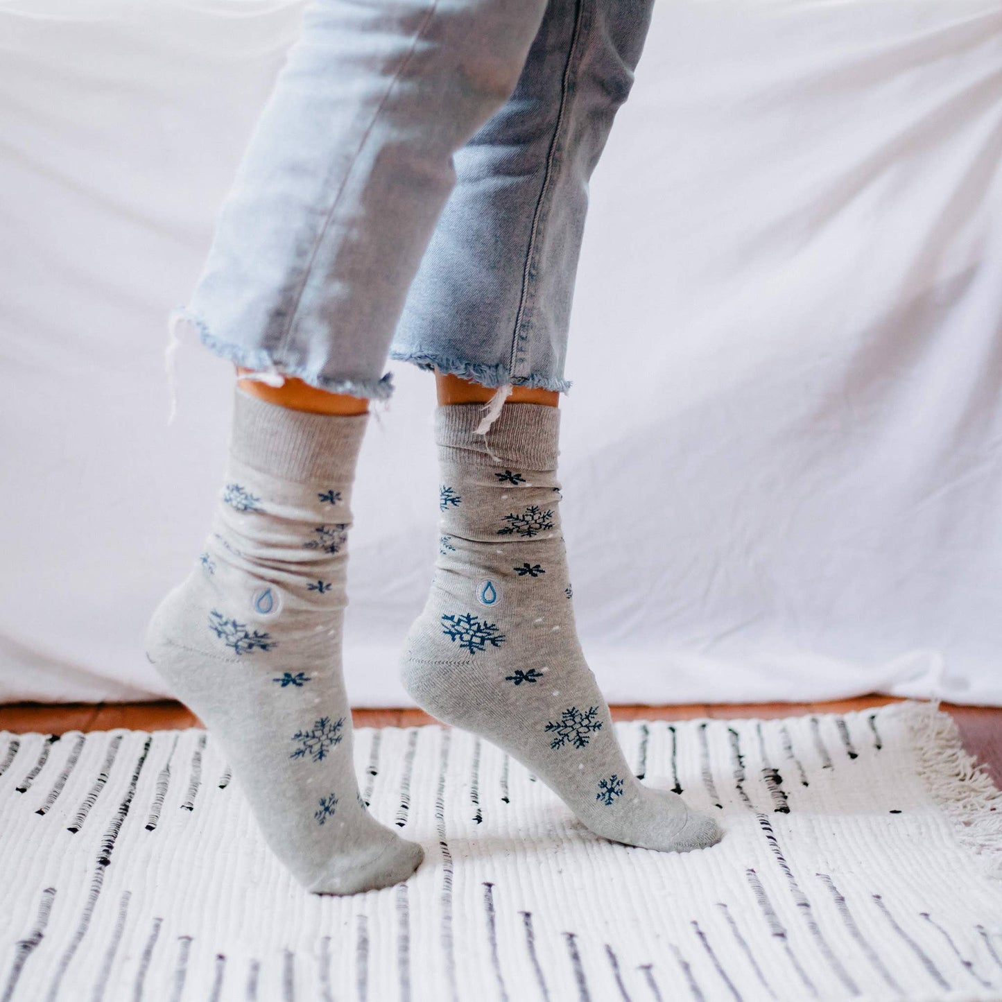 Socks that Give Water (Gray Snowflakes): Medium